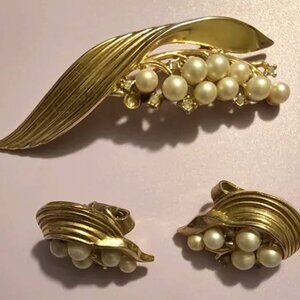 Vintage Crown Trifari Gold-tone brooch spray w/faux pearls, match earrings, 60's